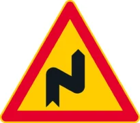 Merkillä varoitetaan tien yleiseen linjaukseen nähden poikkeuksellisista mutkista