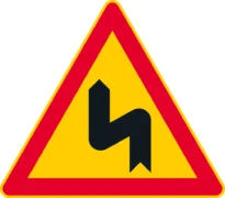 Merkillä varoitetaan tien yleiseen linjaukseen nähden poikkeuksellisista mutkista