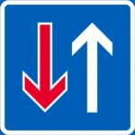 Merkillä osoitetaan tienkohta, jossa vastakkaisesta suunnasta tulevalle ajoneuvoille ja raitiovaunulle on määrätty väistämisvelvollisuus merkillä B4.