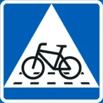 Merkillä osoitetaan, että ajoneuvolla ja raitiovaunulla on väistettävä ajorataa pyörätien jatkeella ylittävää polkupyöräilijää. Merkillä osoitetaan vain rakenteellisesti korotettu pyörätien jatke. Liikennevalo-ohjatussa tienylityspaikassa merkillä voidaan kuitenkin osoittaa pyörätien jatke, jota ei ole rakenteellisesti korotettu. Merkki voidaan sijoittaa ajoradan oikealle puolelle, yläpuolelle, ajoradalla olevalle korokkeelle tai ajoradan vasemmalle puolelle.