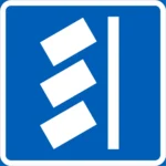 Merkkiä voidaan käyttää merkkien E2 ja E3 yhteydessä tai niiden vaikutusalueella yksinään osoittamaan ajoneuvojen sijoitustapaa. Merkin kuviota voi muuttaa olosuhteiden mukaan.