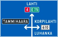 Merkillä annetaan ennakkotieto risteyksen liikennesuunnista. Vihreä pohjaväri osoittaa moottoritien tai moottoriliikennetien suunnan. Musta pohjaväri osoittaa yksityisen tien suunnan. Valkoinen pohjaväri osoittaa paikalliskohteen. Keltainen pohjaväri ja musta teksti osoittaa kiertotien tai tilapäisen liikennejärjestelyn. Punaisella vinoristillä peitetty kohde osoittaa, että reitti kyseiseen kohteeseen on tilapäisesti pois käytöstä.