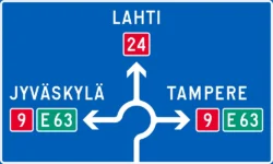 Merkillä annetaan ennakkotieto risteyksen liikennesuunnista. Vihreä pohjaväri osoittaa moottoritien tai moottoriliikennetien suunnan. Musta pohjaväri osoittaa yksityisen tien suunnan. Valkoinen pohjaväri osoittaa paikalliskohteen. Keltainen pohjaväri ja musta teksti osoittaa kiertotien tai tilapäisen liikennejärjestelyn. Punaisella vinoristillä peitetty kohde osoittaa, että reitti kyseiseen kohteeseen on tilapäisesti pois käytöstä.