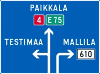 Merkillä annetaan ennakkotieto risteyksen liikennesuunnista. Vihreä pohjaväri osoittaa moottoritien tai moottoriliikennetien suunnan. Musta pohjaväri osoittaa yksityisen tien suunnan. Valkoinen pohjaväri osoittaa paikalliskohteen. Keltainen pohjaväri ja musta teksti osoittaa kiertotien tai tilapäisen liikennejärjestelyn. Punaisella vinoristillä peitetty kohde osoittaa, että reitti kyseiseen kohteeseen on tilapäisesti pois käytöstä.
